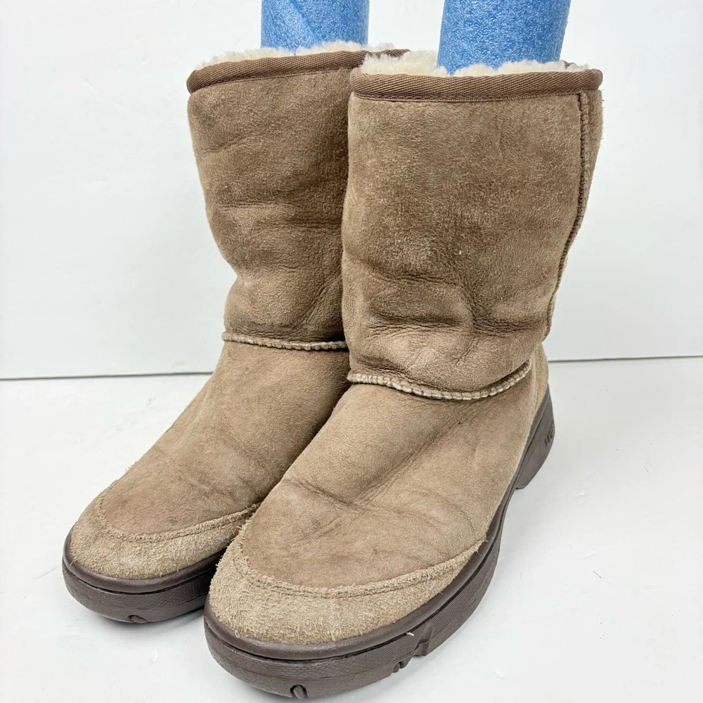 Ugg Tan Brown Short Sheepskin Winter Snow Boots Rubber Bottom Women’s size 8